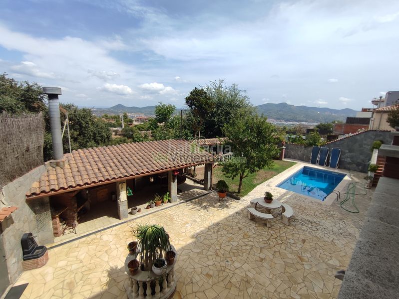 Foto 5caf8f52-940c-4bb7-937f-063c6c877ec0. Casa amb xemeneia calefacció aparcament piscina a Sant Vicenç dels Horts