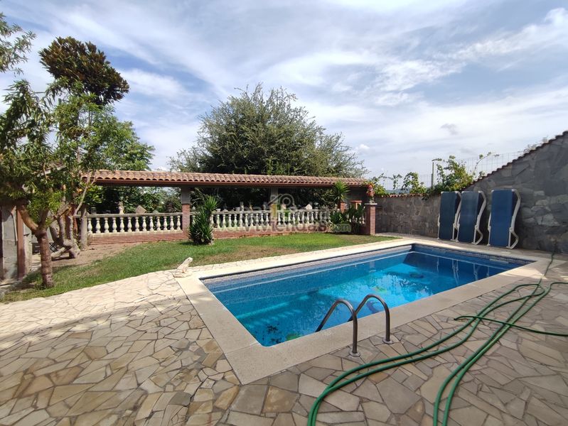 Foto 93ed4911-978b-402d-9ae4-812122339e56. Casa amb xemeneia calefacció aparcament piscina a Sant Vicenç dels Horts