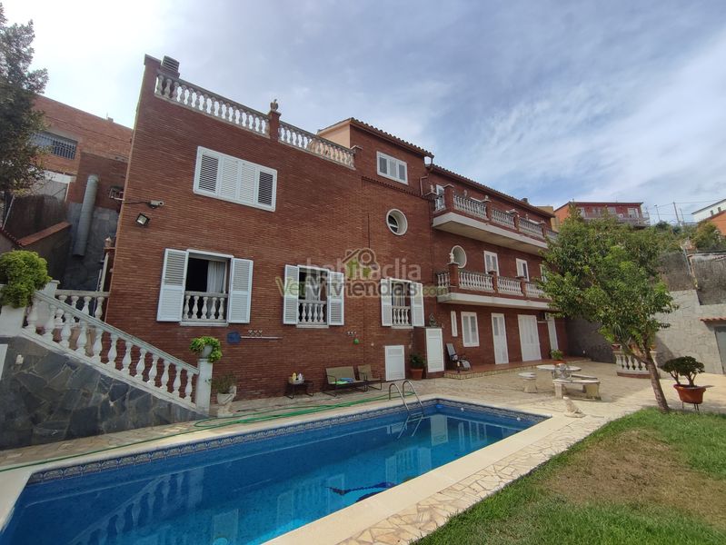 Foto bd44b27e-67ad-483b-a94a-e580d2843d34. Casa amb xemeneia calefacció aparcament piscina a Sant Vicenç dels Horts