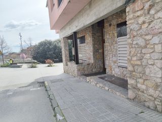 Casa adossada a Sant Hip�lit de Voltreg�. Planta baixa el centre de sant hip�lit � millor que una casa!