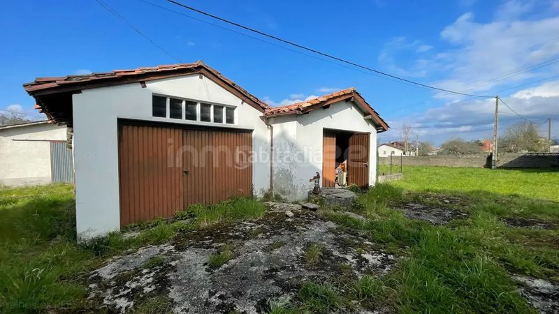 Foto fb32c7d8-0659-421b-984e-f84dca1fcf50. Casa amb aparcament a Nava