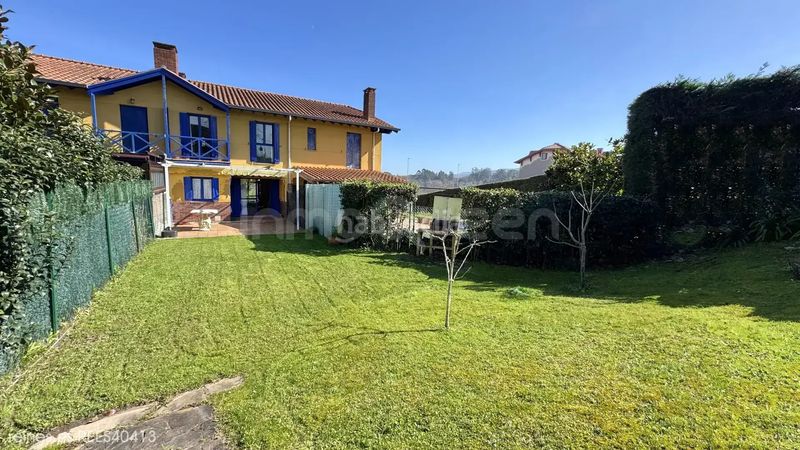Foto 911f4d9f-6330-4006-83fb-7900a9fec274. Casa adossada amb calefacció aparcament a Comillas