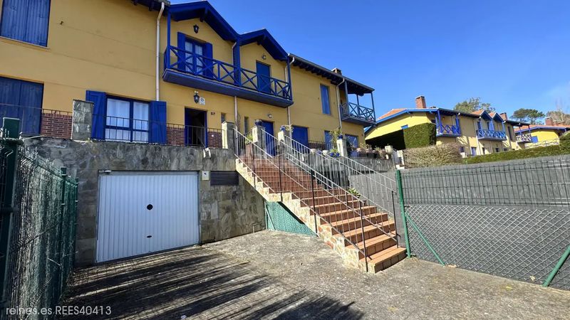 Foto a7f8328d-99b5-4035-88bb-d865df803abf. Casa adossada amb calefacció aparcament a Comillas