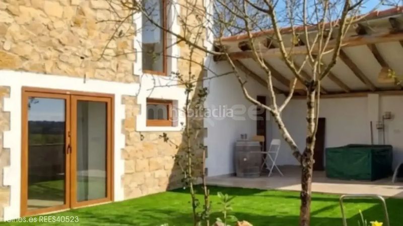 Foto b60752fc-9d7e-47fd-b493-52cb57075373. Casa amb calefacció aparcament a Alfoz de Lloredo