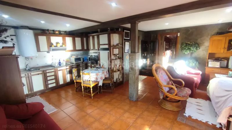 Foto 50a9375c-d7d4-49ef-98df-fce4c2ff4017. Casa aparellada amb calefacció a Candamo