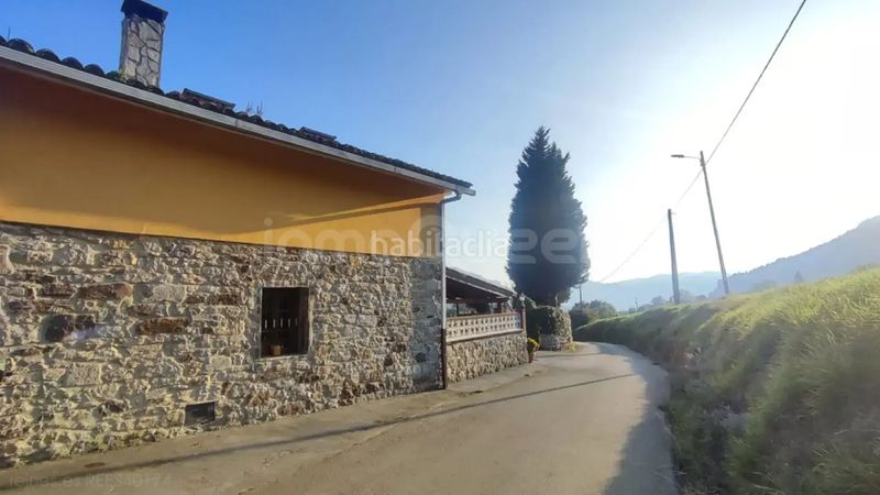 Foto 55b92235-0f28-4db8-951b-48554da48a9b. Casa aparellada amb calefacció a Candamo