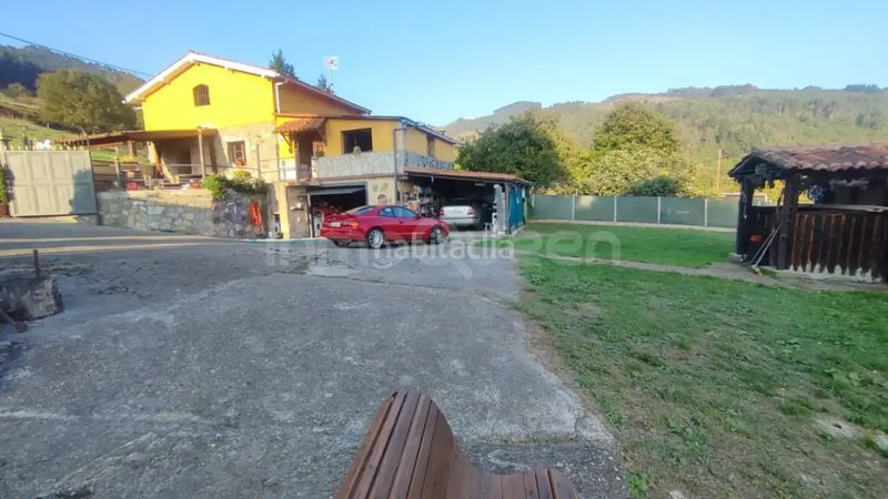 Foto a108bc54-418c-49eb-b87c-a44379e50682. Casa aparellada amb calefacció a Candamo
