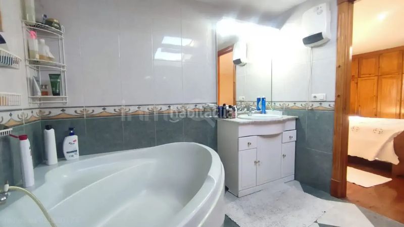 Foto a503fc38-ed88-4371-8e7c-c3f391556234. Casa aparellada amb calefacció a Candamo