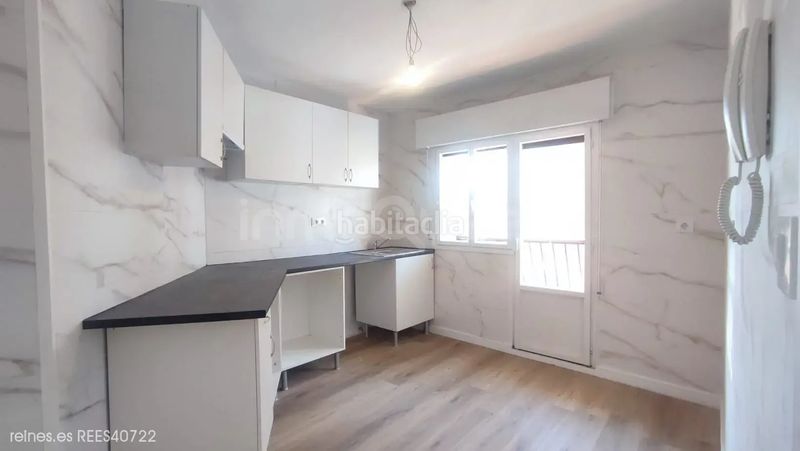 Foto ff53d516-d6c5-48b4-a7a9-a5e4639a9ae4. Pis amb calefacció aparcament a Grado