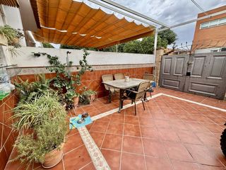 Casa adosada  Esgrima. Adosado en venta en sevilla este, 3 dormitorios.
