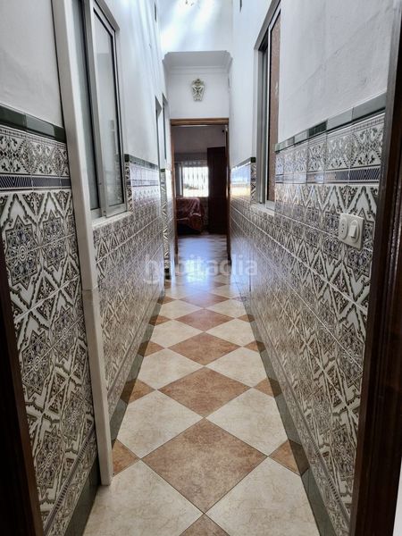 Foto f236f5b2-cb52-445b-a723-966fb889eb99. Casa amb aparcament a Benacazón