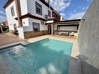 Chalet  Rigoberta menchu. Chalet en venta en umbrete, 4 dormitorios.