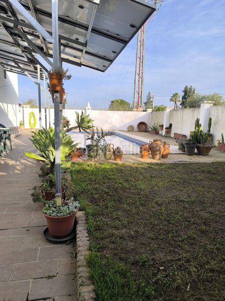 Foto bc8726d0-cbc2-4af3-9afe-933fe8b4f342. Casa a Sanlúcar la Mayor