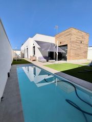 Chalet  José cerezal. Chalet en venta en umbrete, 4 dormitorios.