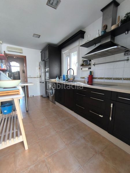 Foto 50cf4294-93b2-4bf4-9f05-ac1a5a914cda. Casa adossada amb aparcament a Umbrete
