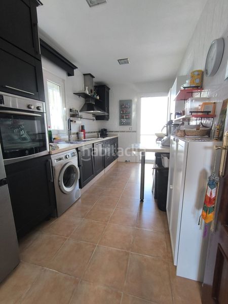 Foto f359262b-fb1f-4466-acc3-689003471964. Casa adossada amb aparcament a Umbrete
