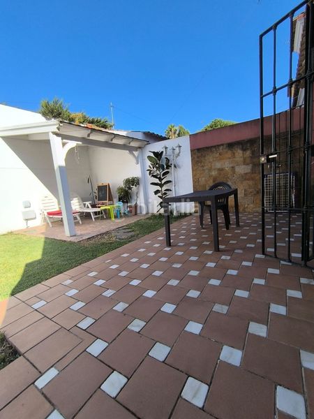 Foto fa884484-ef8f-46ec-a92b-693a9d43720f. Casa adossada amb aparcament a Umbrete