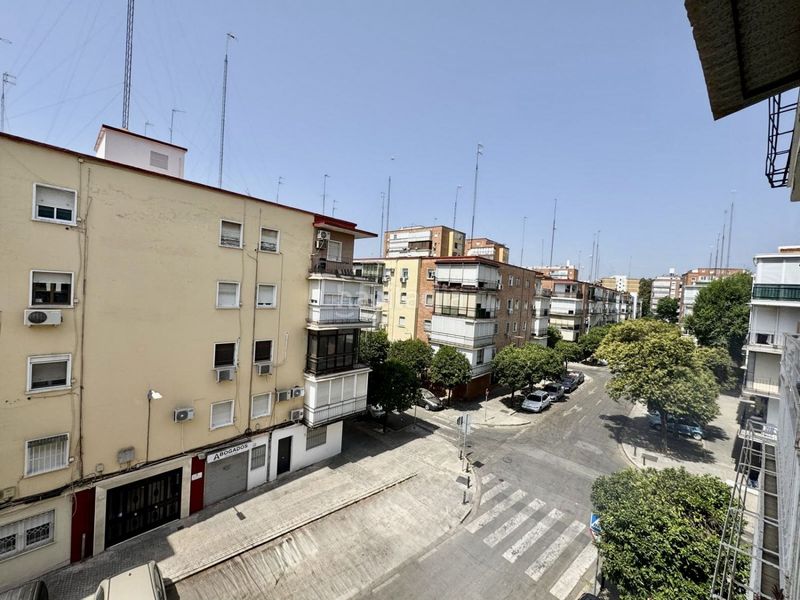 Foto e89599b8-b6af-42e8-8f52-37b1ecbdda20. Pis a El Plantinar - Avda. La Paz - El Juncal Sevilla