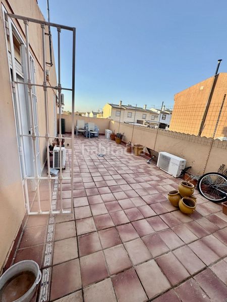 Foto 71c3e040-0dd8-4c90-832a-f65cbeab7640. Casa adossada amb aparcament a Mairena del Alcor