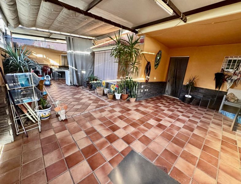 Foto 91b0519f-1b6d-4eaf-8892-e1d4ce0e07f7. Casa adossada amb aparcament a Mairena del Alcor