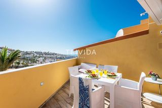 Attique  Avenida austria. Piso con terraza, vistas al mar y piscina climatizada en costa a