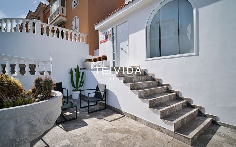 Foto b2315eb8-67a7-4a10-bafa-2874a04b38a1. Casa adossada amb aparcament a San Eugenio Alto Adeje