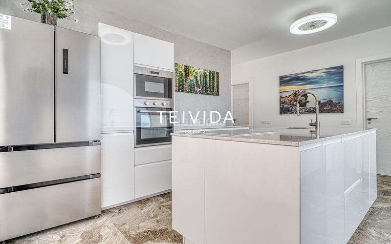 Foto e186eac8-a433-4c0c-be1c-a31969e2cda9. Casa adossada amb aparcament a San Eugenio Alto Adeje