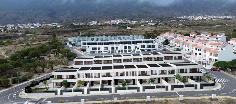 Foto c643418a-7def-45f8-a440-bc7e7ff3a767. Casa adossada amb aparcament piscina a Centro Güímar