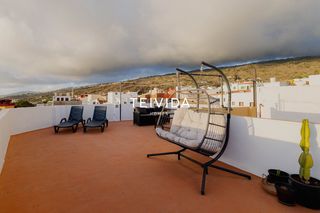 Edificio  Arriba. Edificio en venta en el corazón de guía de isora  tenerife