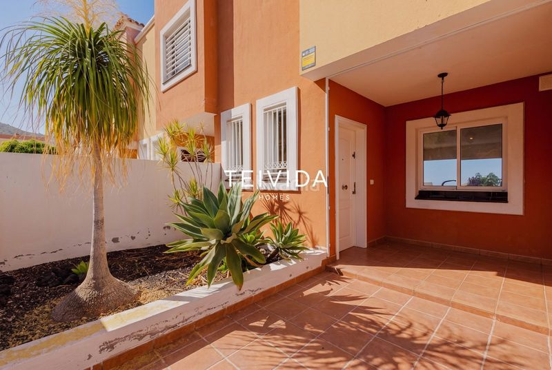 Foto b96d2980-8175-4a84-8d7e-7eb02f8863e6. Casa adossada amb aparcament piscina a Torviscas Centro y Alto Adeje