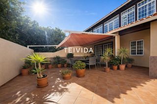 Haus  Calle lila. Chalet paread con patio privado y garaje en entorno residencial