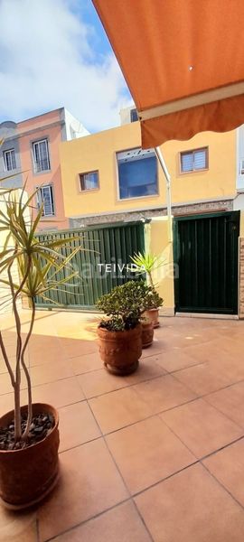 Foto 4f9e150b-ad9c-4690-b9c3-1695ed09d286. Casa amb aparcament a Las Rosas Arona