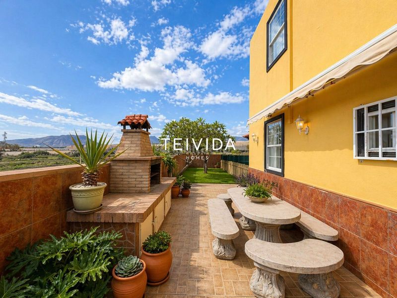 Foto 52674733-acbd-453a-af27-a695b4ee9d77. Casa amb aparcament piscina a Las Rosas Arona
