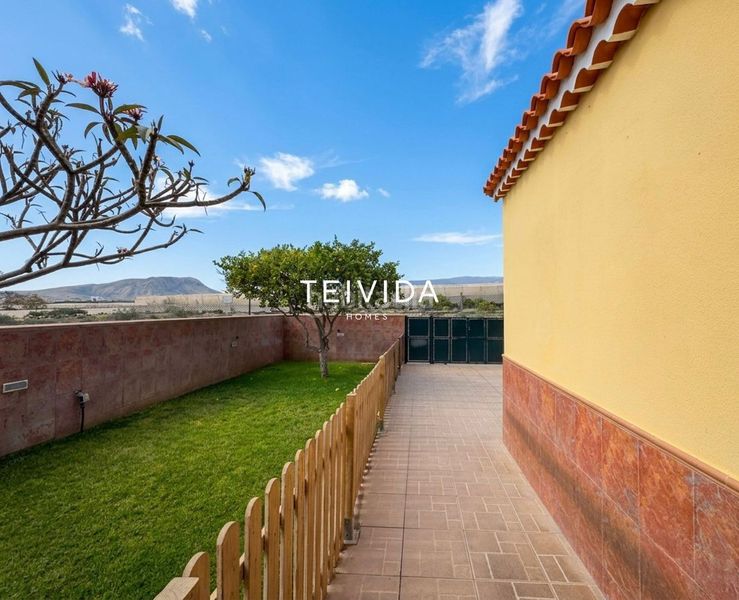Foto bb81d8bb-f8af-4e7c-a188-cfbcba4e95d3. Casa amb aparcament piscina a Las Rosas Arona