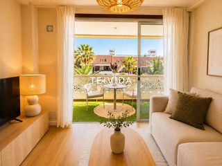 Affitto Appartamento  Calle noelia alfonso cabrera. Piso reformado con terraza y piscina comunitaria en playa de las