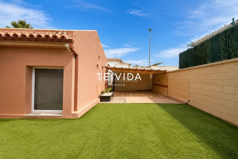 Foto a4d0fc0e-0436-4b95-af72-cc10b5c32988. Casa adossada a Playa Fañabé Alto Adeje
