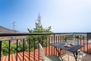 Maison jumelée  Calle montaña clara. Adosado en playa fañabé con jardín privado, terraza y vistas al