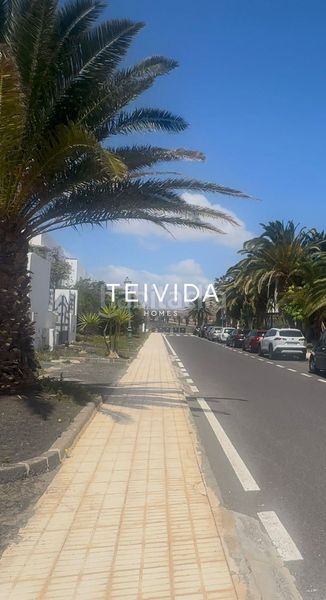 Foto 4cb8e6a1-f08a-470b-986a-7b5bf076ddd7. Casa a schiera con parcheggio in costa Teguise Teguise