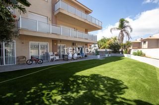 Pis  Calle cardones. Piso con terraza privada de 220 m, piscina y garaje en golf del