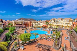 Pis  Calle berilo. Piso con piscina y jardín en complejo residencial consolidado en