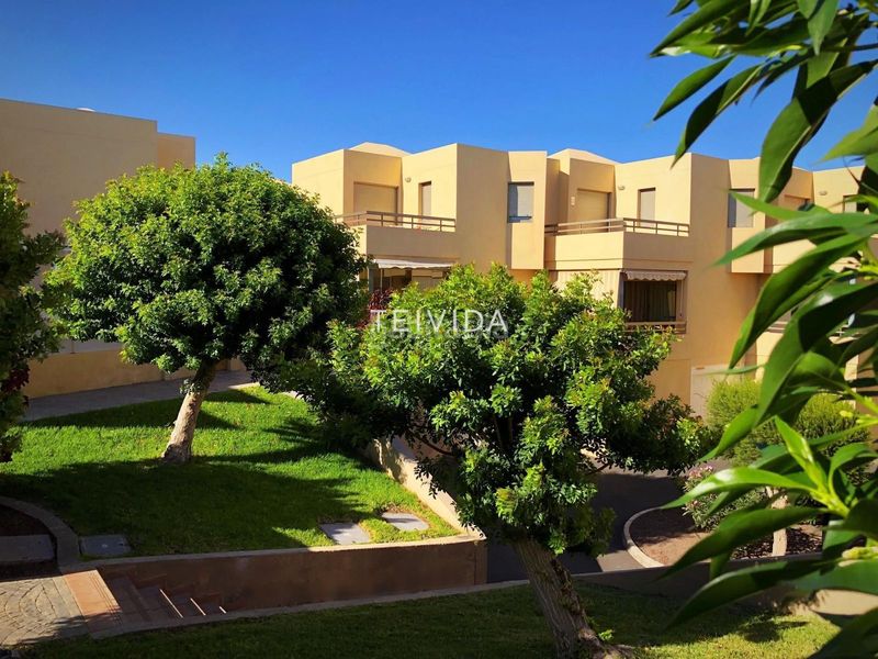 Foto a3670fd3-7da8-43cd-8edd-6bed4b247563. Casa adossada amb aparcament piscina a Los Abrigos Granadilla de Abona