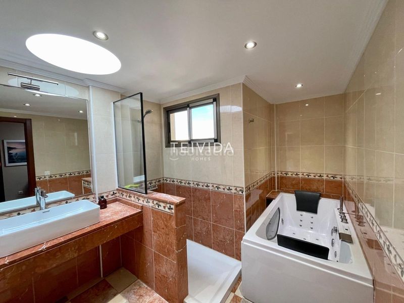 Foto b8f40350-5f25-4029-8447-e9b0849a2f34. Casa adossada amb aparcament piscina a Los Abrigos Granadilla de Abona