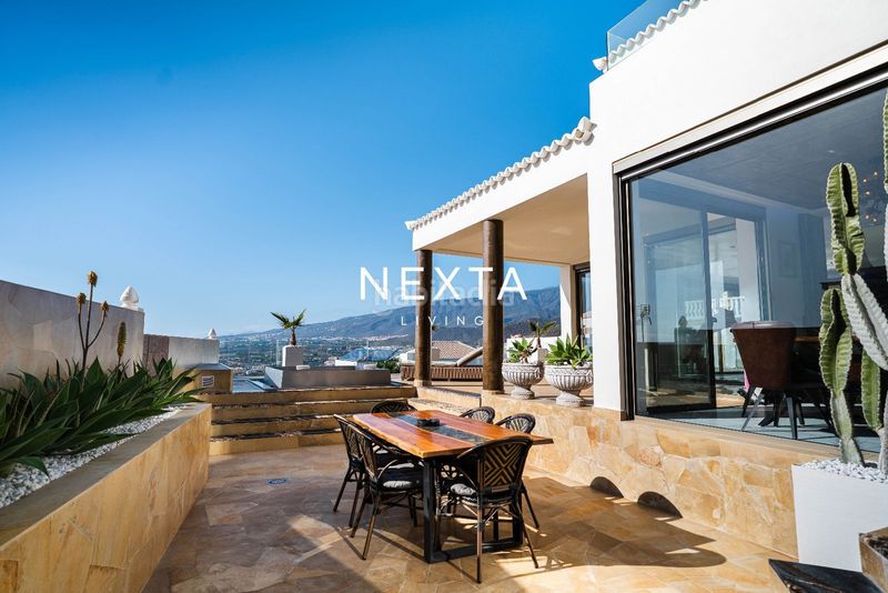 Foto 56fa8190-daf8-45f5-8f0a-fb24d3739ea1. Casa amb aparcament piscina a San Eugenio Alto Adeje