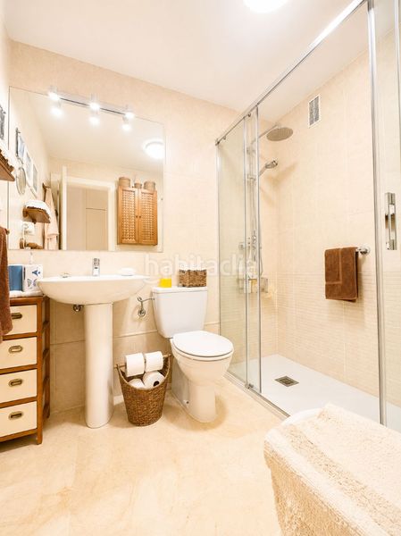Foto e008fdf4-724b-4295-bd0a-b8e8c35aa9de. Piso en calle romería del rocío 4 piso céntrico 3 dormitorios 2 baños con garaje y piscina en Fuengirola