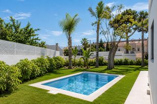 Xalet a Avenida de las salinas 3. Chalet independiente con piscina y jardín privado