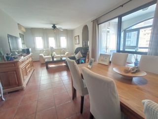 Appartement à Calle feria de abril 15. Amplio piso de 3 dormitorios con garaje en el recinto ferial de