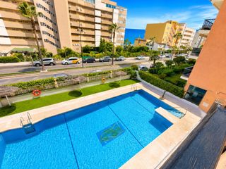 Pis a Avenida carvajal 39. Piso de 2 dormitorios con piscina y garaje junto a la playa
