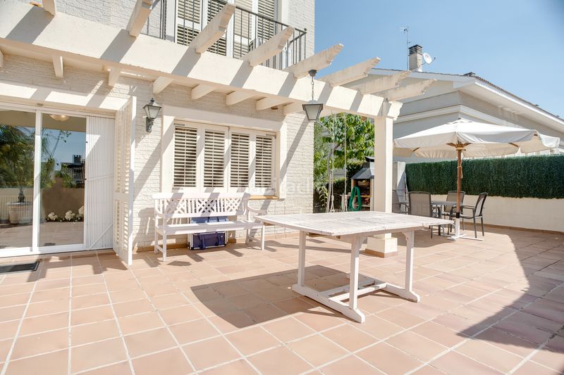Foto aee31814-f90a-42d5-ae0a-d890ad92ff79. Casa aparellada amb calefacció piscina a Premià de Dalt