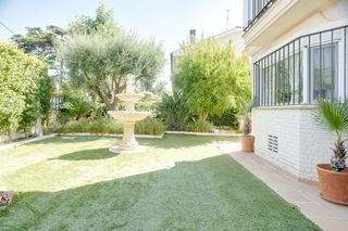 Casa aparellada a Premi� de Dalt. Exclusiva casa unifamiliar de 4 plantas con jard�n y terrazas co