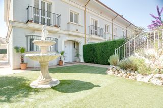 Casa aparellada a Premi� de Dalt. Exclusiva casa unifamiliar de 4 plantas con jard�n y terrazas co